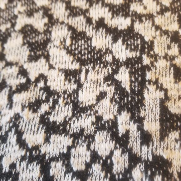Motherhood Maternity Black & White Knit Pullover Animal Print Sweater SZ Medium - Picture 7 of 11